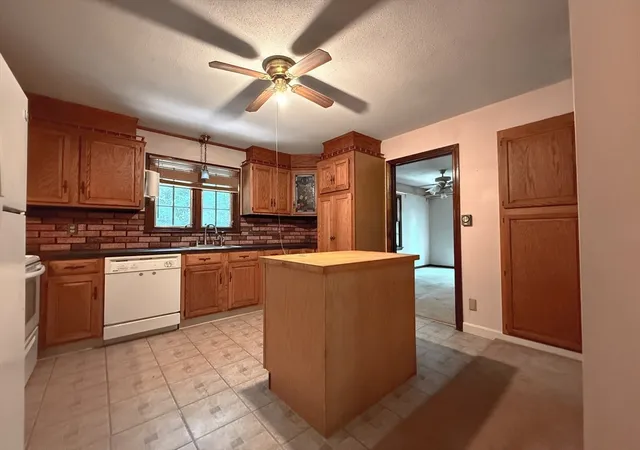 5th image of 392 Mashapaug Rd, Holland, MA 01521 | MLS# 73547485