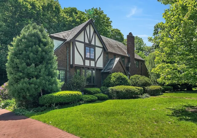 3rd image of 518 Newton St, Chestnut Hill, MA 02467 | MLS# 73529380