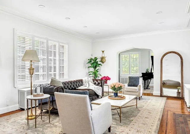 4th image of 518 Newton St, Chestnut Hill, MA 02467 | MLS# 73529380