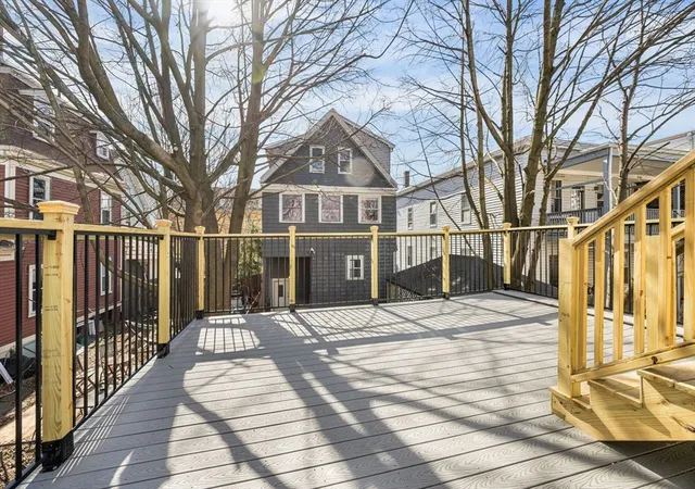 2nd image of 10 Beech St, Cambridge, MA 02140