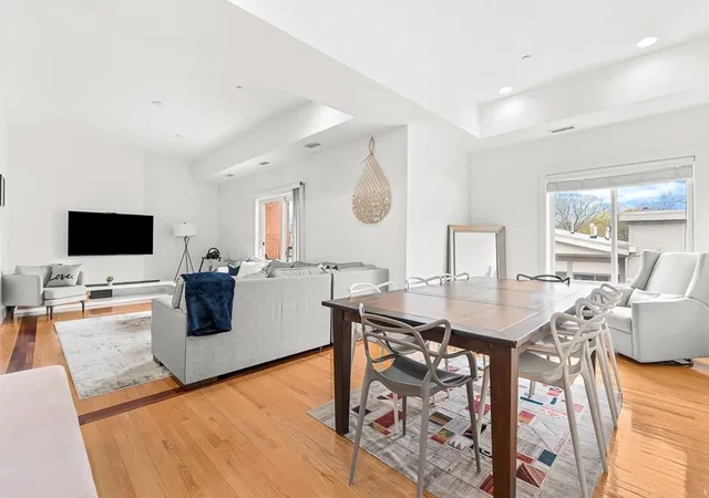 Photo 4 of Condo for sale at 310 Hammond Pond Pkwy #301, Chestnut Hill, MA 02467 | MLS# 73505018 | Listing updated on 2026-09-18