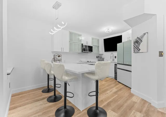 2nd image of 300 Lynn Shore Dr #210, Lynn, MA 01902 | MLS# 73513135