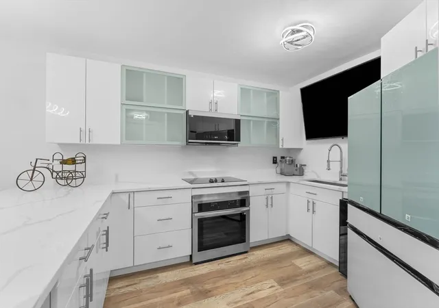 3rd image of 300 Lynn Shore Dr #210, Lynn, MA 01902 | MLS# 73513135