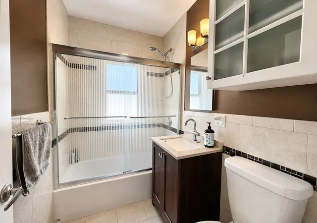 38th image of 166 168 East Side Pkwy, Newton, MA 02458 | MLS# 73560427
