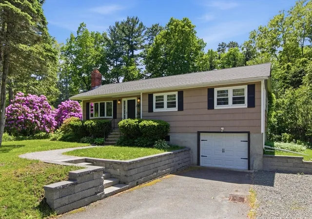 1st image of 152 Lake St, Middleton, MA 01949 | MLS# 73529335