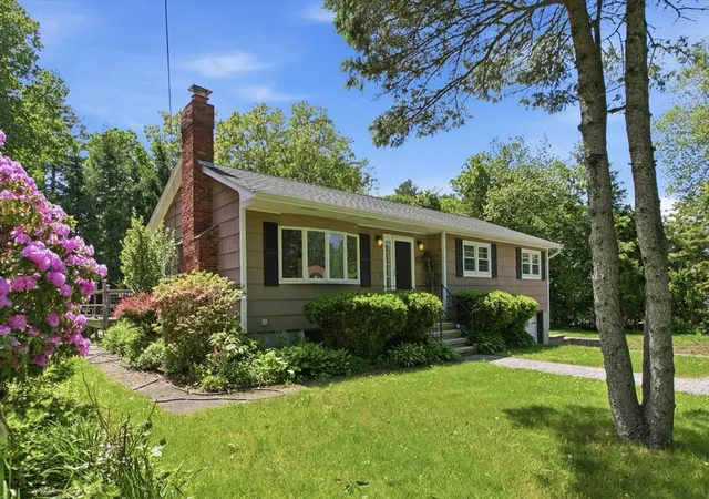 2nd image of 152 Lake St, Middleton, MA 01949 | MLS# 73529335