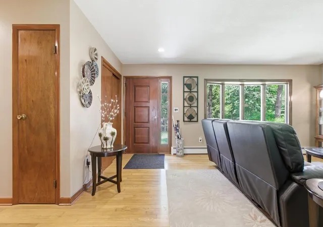 5th image of 152 Lake St, Middleton, MA 01949 | MLS# 73529335