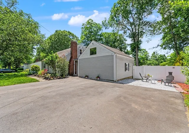 3rd image of 25 Moynihan Rd, Hamilton, MA 01982 | MLS# 73537497