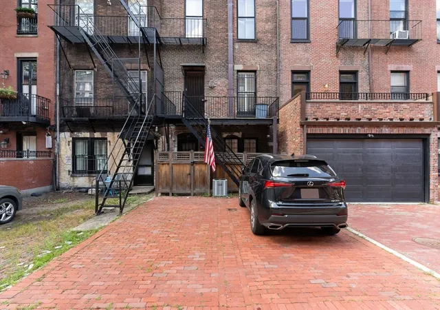 2nd image of 128 Marlborough St, Boston, MA 02116