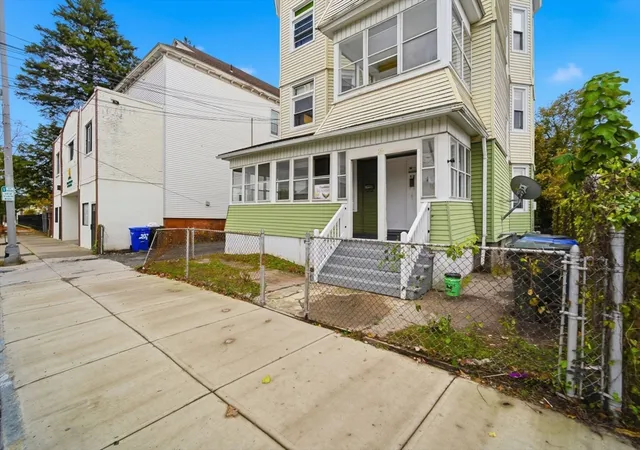 Homes for sale in Springfield, MA | 201 Main St, Springfield, MA 01151 | Houzeo