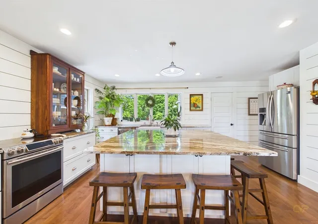 3rd image of 351 County Rd, Rochester, MA 02770 | MLS# 73545925