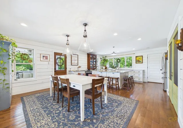 5th image of 351 County Rd, Rochester, MA 02770 | MLS# 73545925