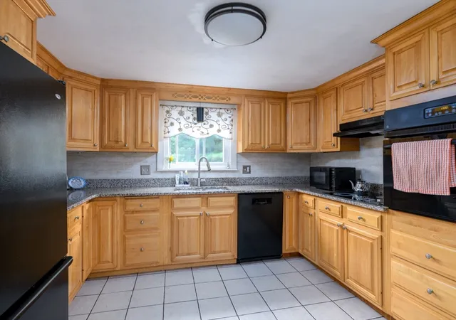 2nd image of 70 Sherwood Hill Dr, Holden, MA 01520 | MLS# 73553712