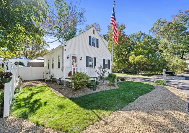 Photo 1 of Single family home for sale at 4 Hayward Pl, Hudson, NH 03051 | MLS# 73589998 | Listing updated on 2026-10-30