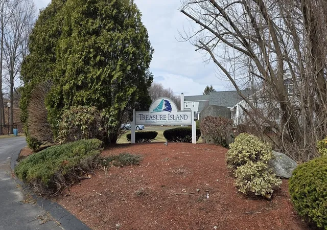 Homes for sale in Webster, MA | 204 Treasure Island Rd, Webster, MA 01570 | Houzeo