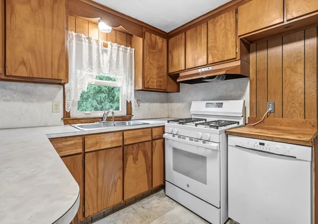 4th image of 44 Deerfield Dr, Florence, MA 01062 | MLS# 73547242