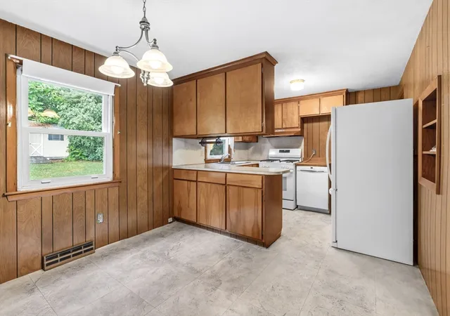5th image of 44 Deerfield Dr, Florence, MA 01062 | MLS# 73547242