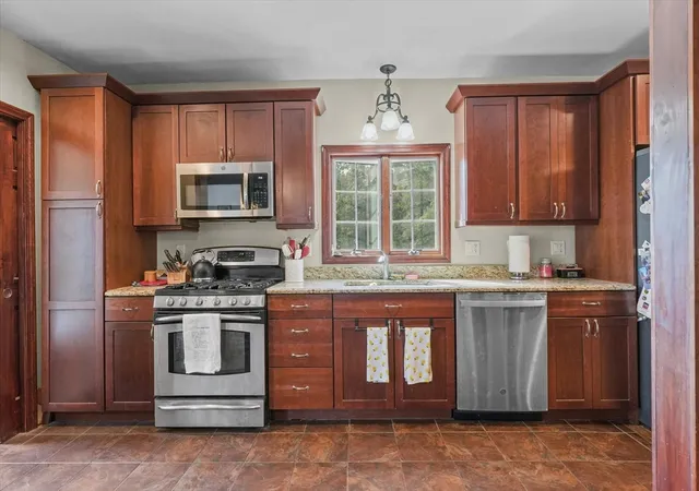 3rd image of 1084 Main St, Leominster, MA 01453 | MLS# 73427044