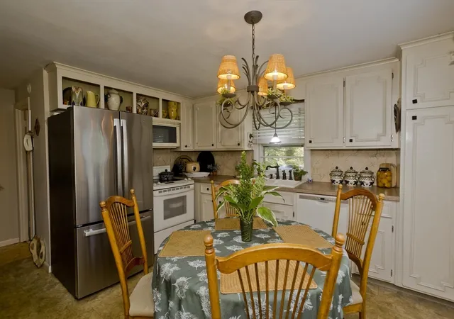 4th image of 56 Santa Maria St, Springfield, MA 01104 | MLS# 73550130