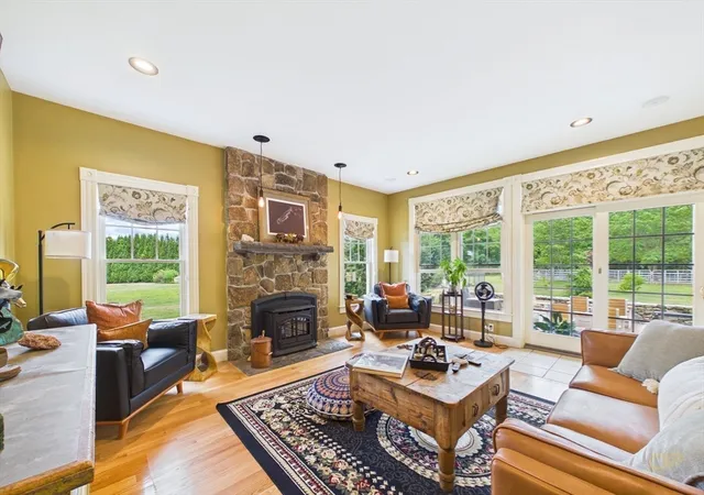Homes for sale in Uxbridge, MA | 545 Hazel St, Uxbridge, MA 01569 | MLS# 73538681