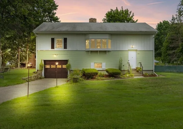 Homes for sale in Dudley, MA | 266 W Main St, Dudley, MA 01571 | MLS# 73546445