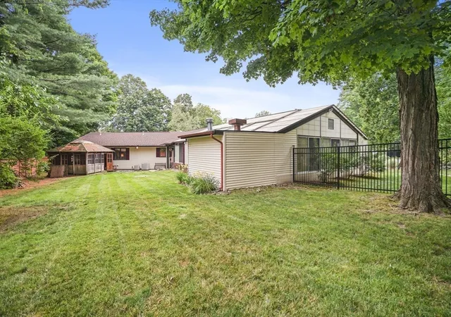 41st image of 30 Dicsal Ln, Holyoke, MA 01040 | MLS# 73555433
