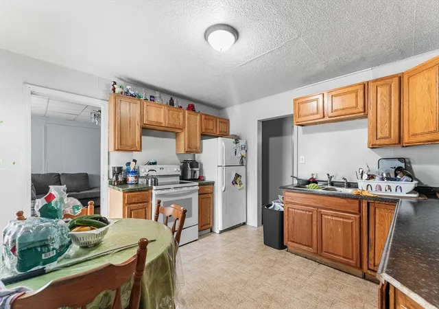 3rd image of 13-15 Cass St, Springfield, MA 01104 | MLS# 73556463