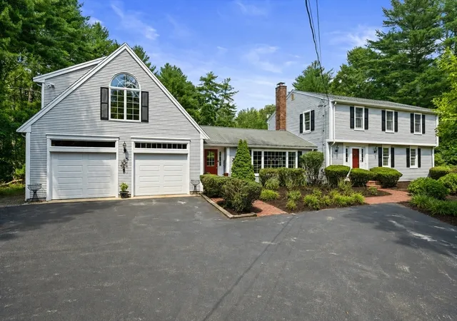 Photo 2 of Sale Pending at 453 Elm St, Duxbury, MA 02332 | MLS# 73550570 | Listing updated on 2026-09-23