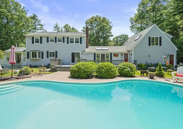 Photo 3 of Sale Pending at 453 Elm St, Duxbury, MA 02332 | MLS# 73550570 | Listing updated on 2026-09-23