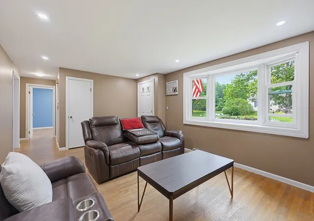 2nd image of 304 Primrose Hill Rd, Dracut, MA 01826 | MLS# 73561721
