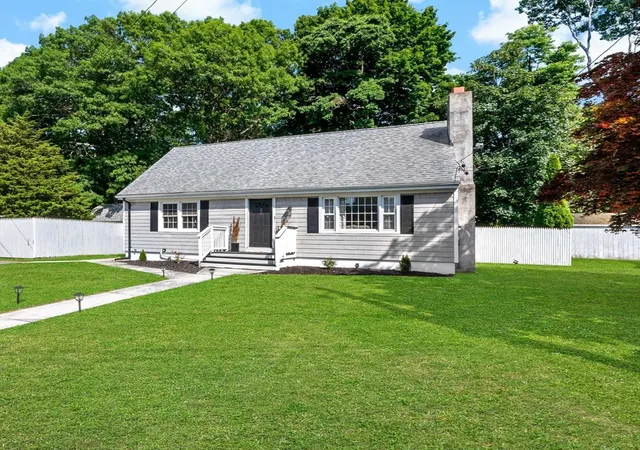 Homes for sale in Tiverton, RI | 80 Briggs Ln, Tiverton, RI 02878 | MLS# 73544729