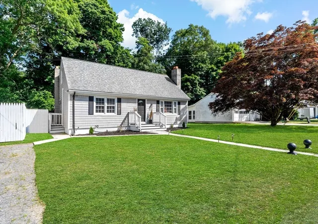 Homes for sale in Tiverton, RI | 80 Briggs Ln, Tiverton, RI 02878 | MLS# 73544729
