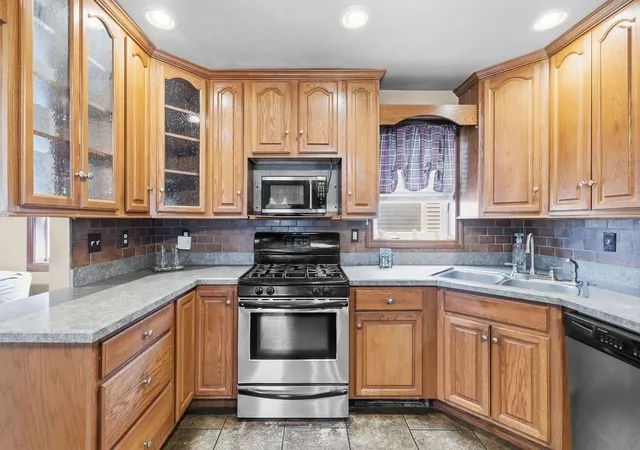 3rd image of 52 Florence St, New Bedford, MA 02740 | MLS# 73555095