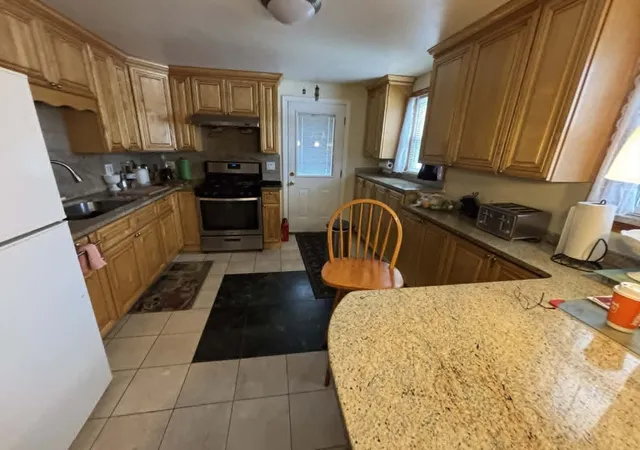 3rd image of 11 Othello St, Brockton, MA 02301 | MLS# 73506905