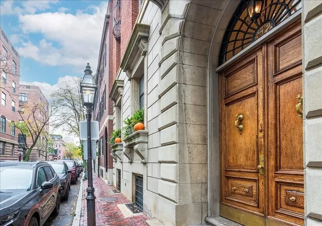 16th image of 142 Chestnut St #8-9, Boston, MA 02108 | MLS# 73487100