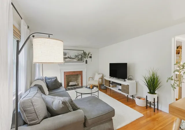 4th image of 31 Allen Rd, Tewksbury, MA 01876 | MLS# 73547417