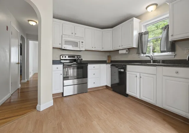 5th image of 92 Laurie Ave, West Roxbury, MA 02132 | MLS# 73545348