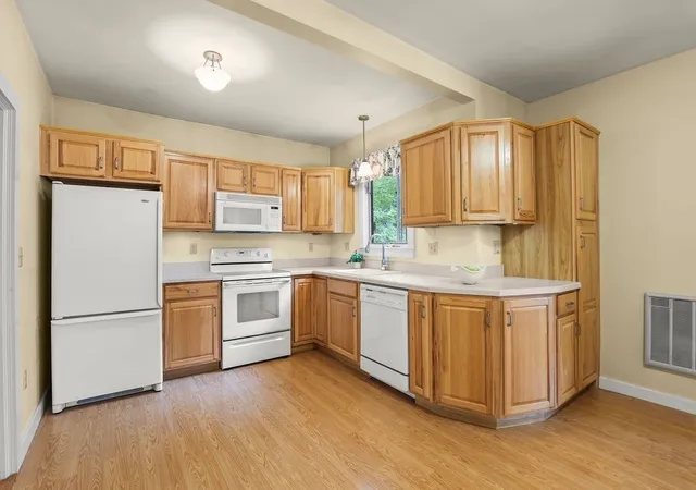 3rd image of 137 Sumner St, North Attleboro, MA 02760 | MLS# 73550567