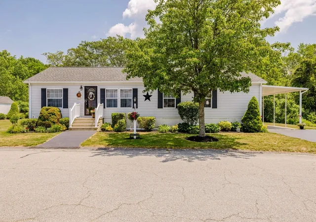 Homes for sale in Tiverton, RI | 20 Blackbird Ct, Tiverton, RI 02878 | MLS# 73544923