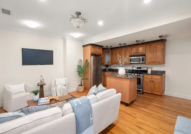 Listing Photo 4 - Condo for sale in building located at 1724 Beacon St, Brookline, MA 02445 - Unit #1