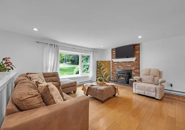 Homes for sale in Sturbridge, MA | 27 Hillside Dr, Sturbridge, MA 01566 | MLS# 73536696