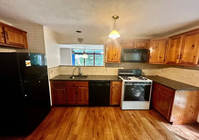 4th image of 38 Eaton Ct, Haverhill, MA 01832