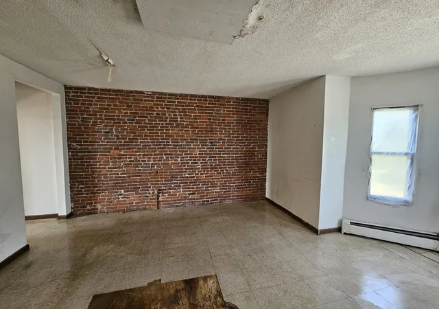 5th image of 344 Maple St, Holyoke, MA 01040