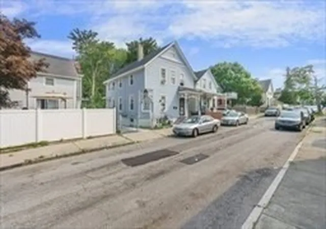 4th image of 135 Arnold St, New Bedford, MA 02740 | MLS# 73495908