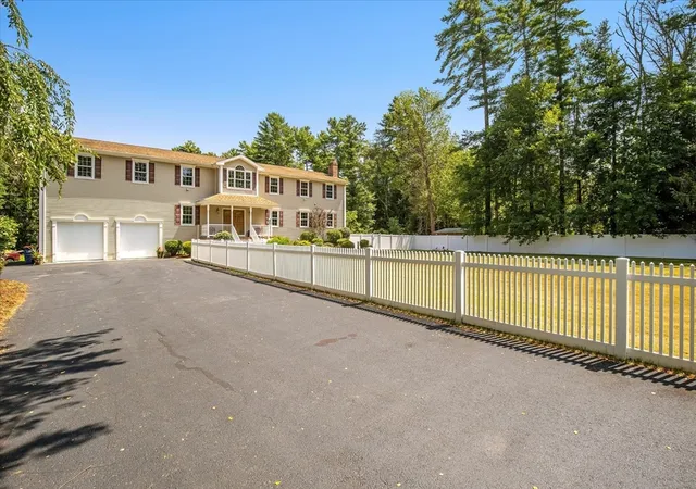 3rd image of 220 Mattapoisett Rd, Rochester, MA 02770 | MLS# 73509401