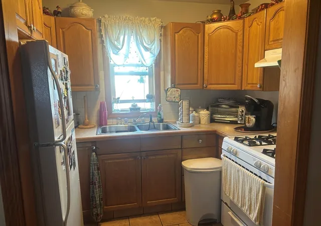 Listing Photo 4 - Condo for sale in building located at 28 Gosnold St, New Bedford, MA 02740