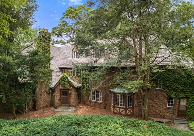 2nd image of 25 Hillside Rd, Wellesley Hills, MA 02481 | MLS# 73553688