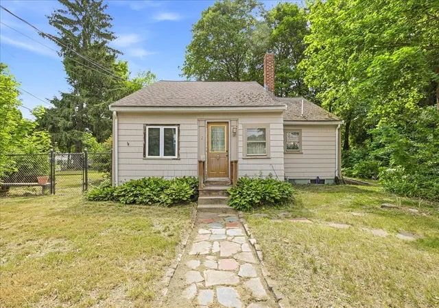 Homes for sale in Stoughton, MA | 2 Hillwood Ave, Stoughton, MA 02072 | MLS# 73538952
