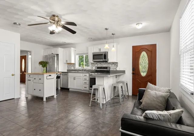 4th image of 6 Vista Dr, Danvers, MA 01923 | MLS# 73537246