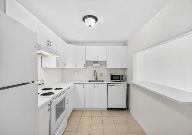 Listing Photo 4 - Condo for sale in Towne Lyne House Condominium located at 121 Tremont St, Boston, MA 02135 - Unit #C6